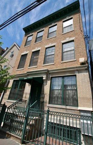 Charming and Cozy - 2 bedroom/1 bath condo - light and bright with hardwood floors throughout