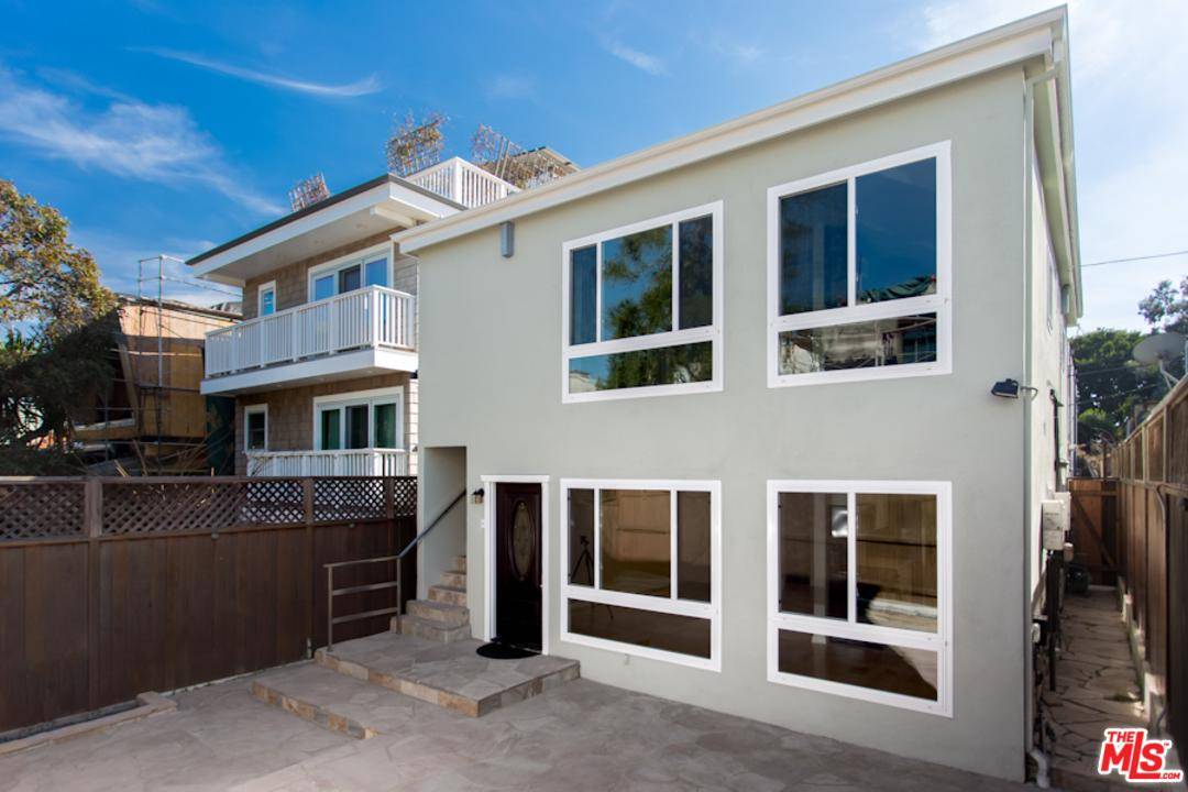 This newly updated and move-in ready Venice Walk Street duplex comes with Venice Beach and Abbot Kinney 1 block away