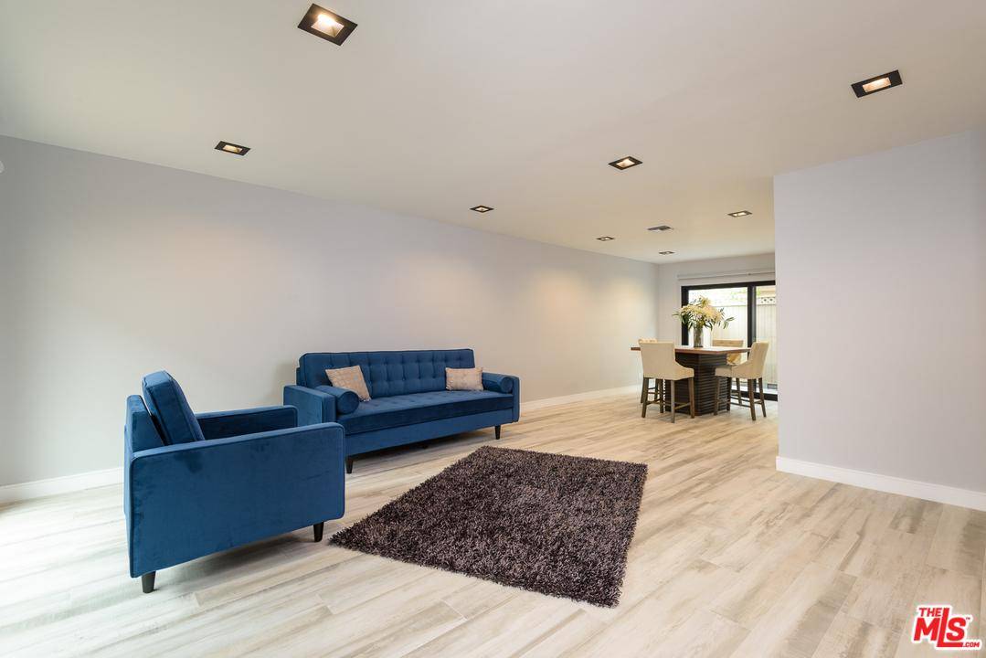 Beautifully renovated townhouse just one block to Montana Avenue