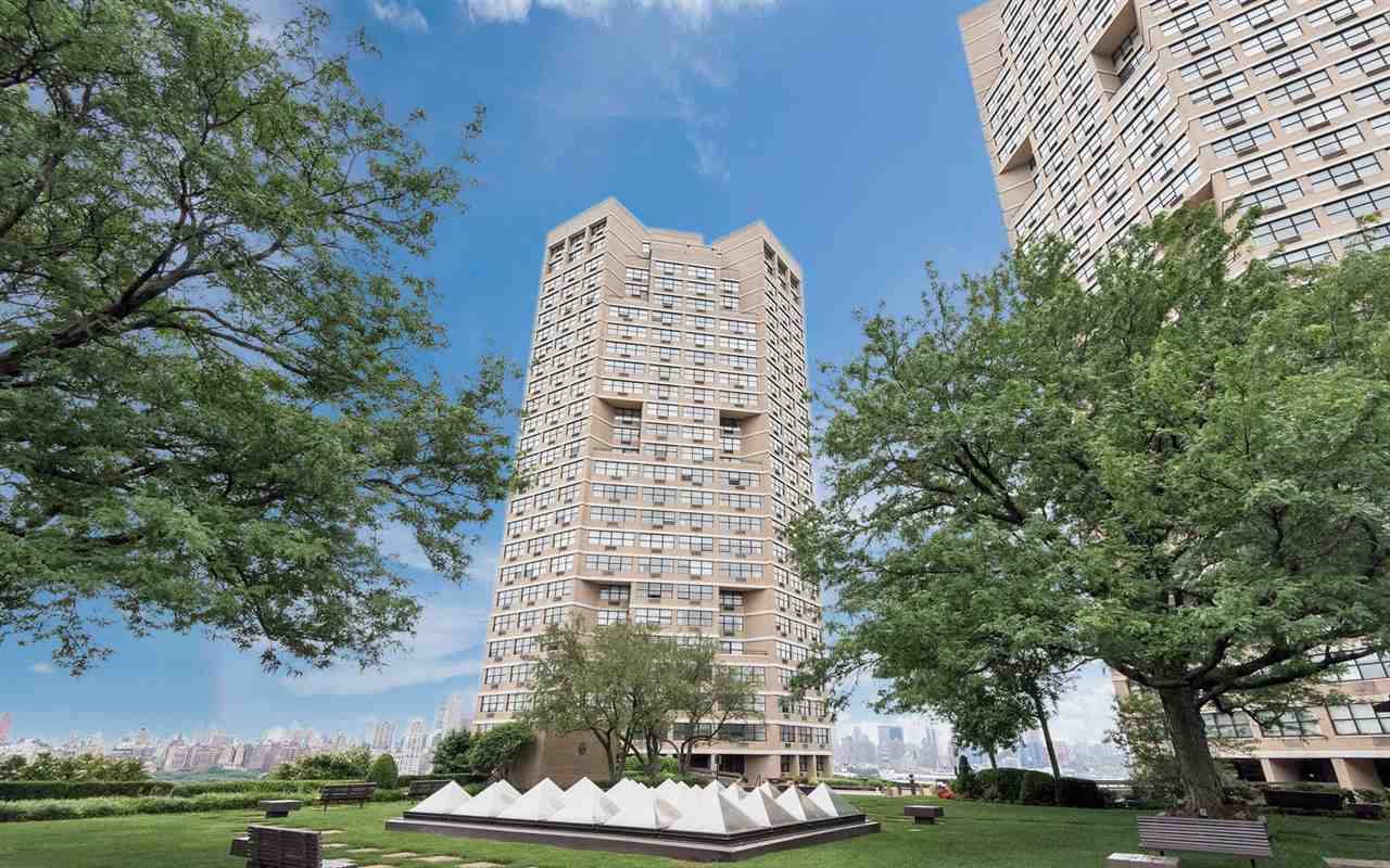 Enjoy beautiful sunset views as well as partial view of the George Washington Bridge from this 2 bedroom 2 bathroom apartment in Galaxy Towers