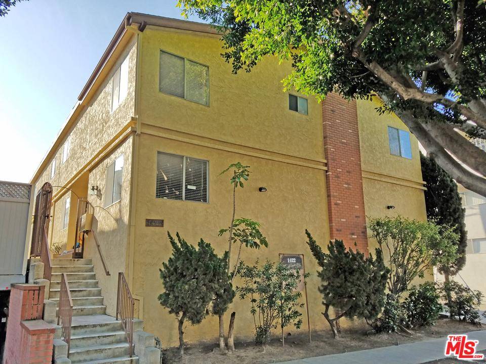 This North of Wilshire townhome offers 2 beds + 1 - 2 BR Townhouse Santa Monica Los Angeles