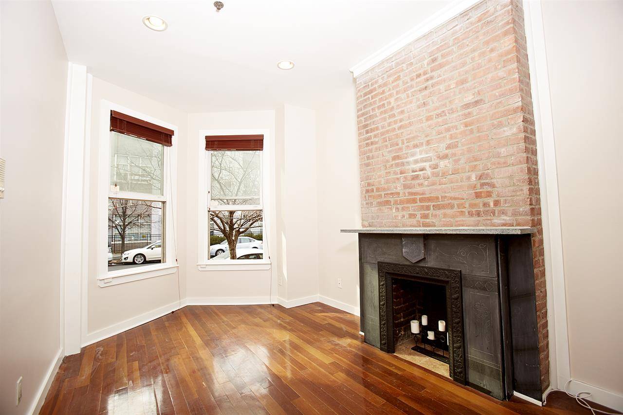 Make yourself at home in this charming south facing one bedroom located in Van Vorst Park area