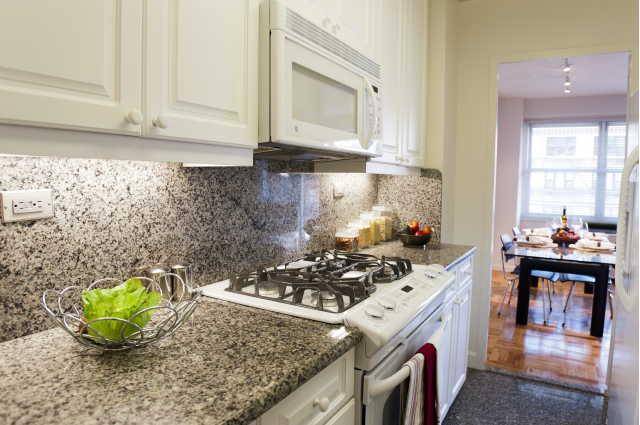 Stunning 1 Bedroom 1 Bathroom on the Upper East Side. 9-foot Ceilings, All White Cabinets and Appliances with Dishwasher, Granite Counter tops, Hardwood Flooring, Washer/Dryer. Spectacular River Views from every room.