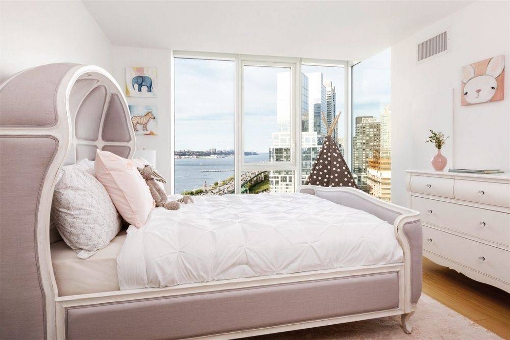 Midtown West 1 Bed w/ Hudson River Views!