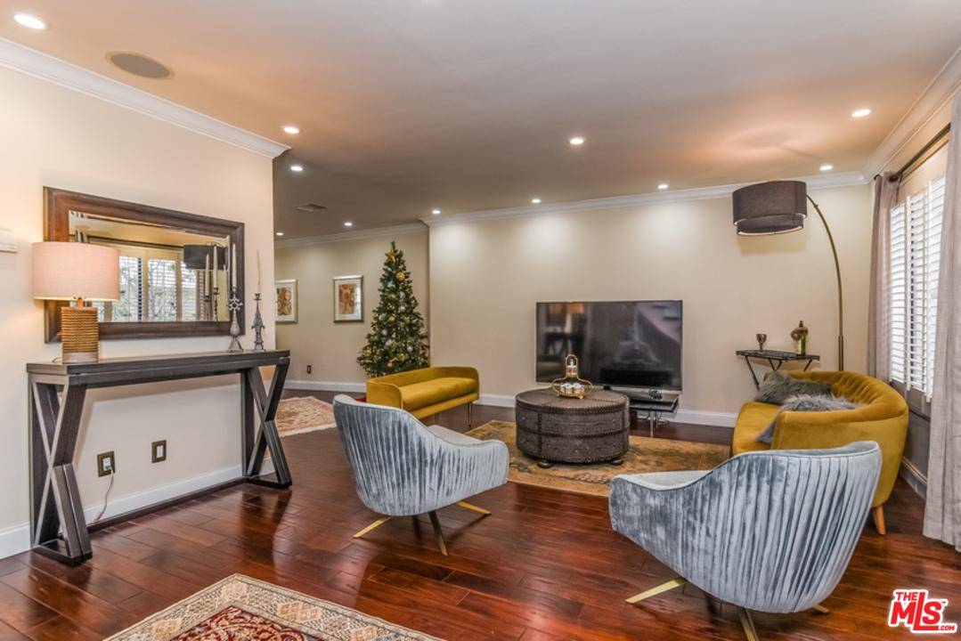 Beautifully Remodeled Town-home style condo in Prime location