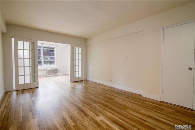 Wonderful Convertible 2 Bedroom Unit In Desirable Sutton Place.