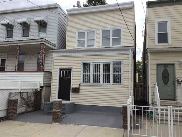 Renovated 2 bedroom/1 Bath apartment on a quiet dead end street