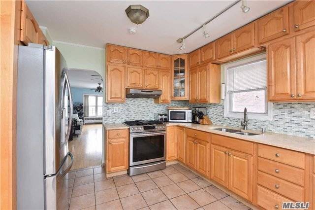 Lovely Detached Ranch House W New Kitchen And Bath,Stainless Steel Appliances,Two Car Garages With Long Driveway For Four Cars.