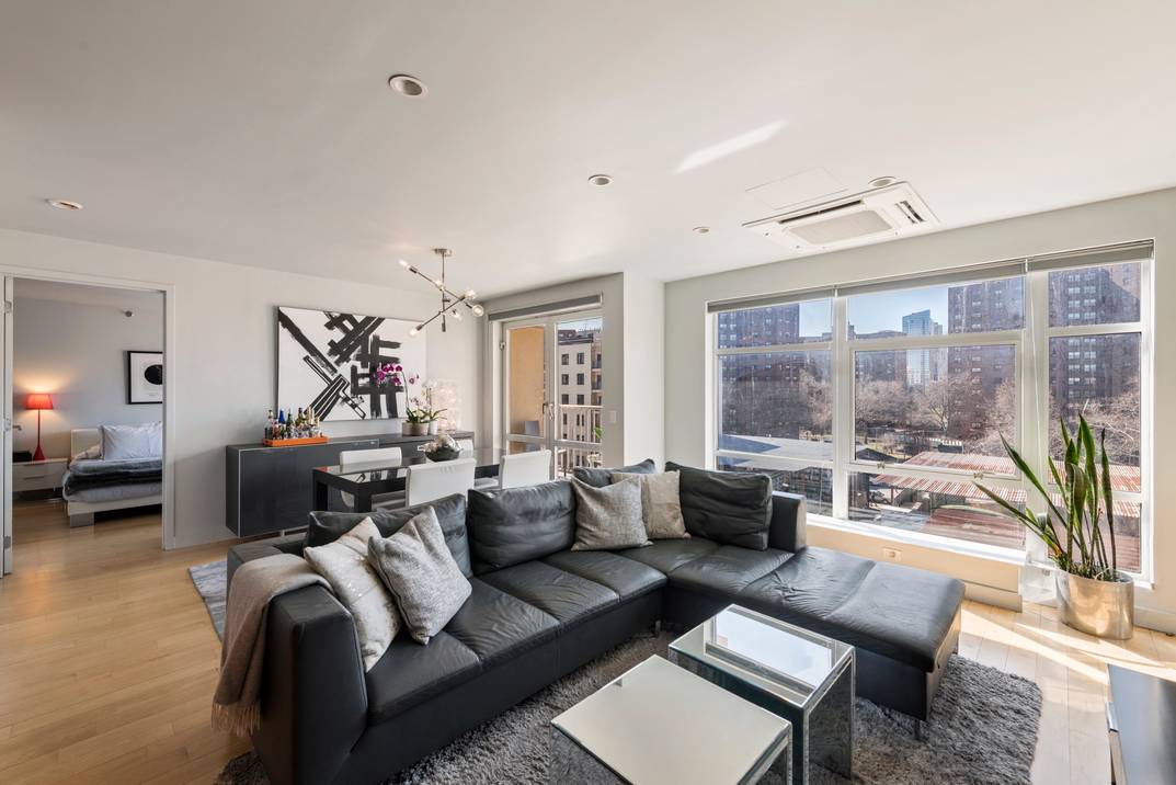 Spacious & bright one bedroom with balcony on the border of DUMBO & Vinegar Hill!