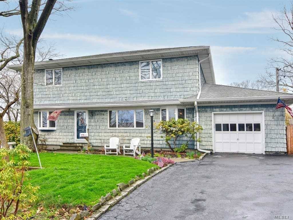 Large 6 Bedroom Colonial, Updated Kitchen.