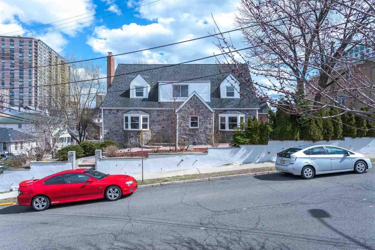 Beautifully renovated modern home in desirable Grantwood location in Cliffside Park