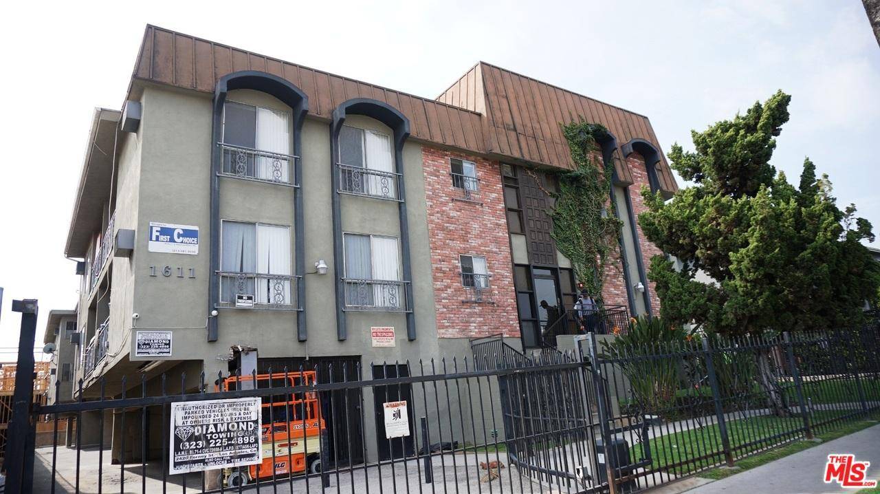 22 unit multifamily investment property located in Hollywood with 17