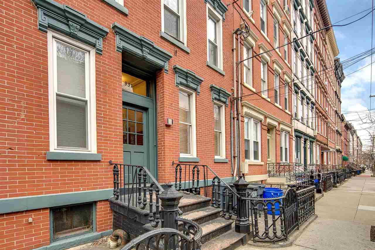 Bright and Spacious 1 Bedroom and 1 Bath located in this uptown condo row house on Park Avenue