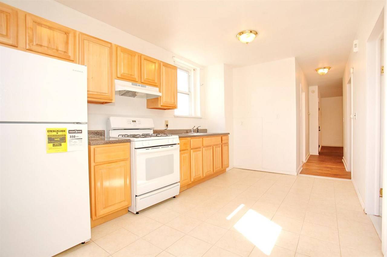 Completely Renovated and spacious 3bed 1 bath apartment