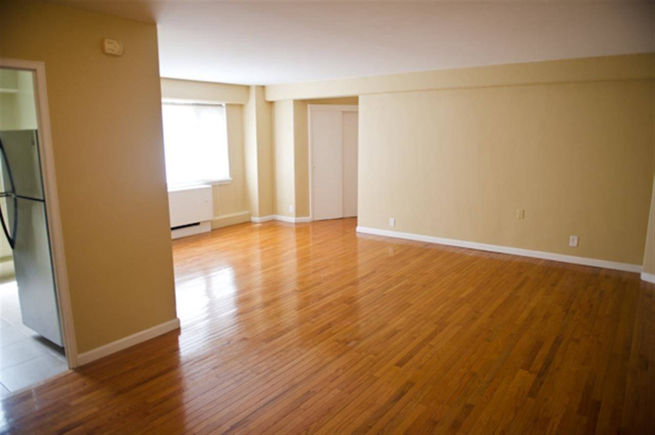 Spacious & renovated 553 Sq Ft unit w/ all utilities & parking included
