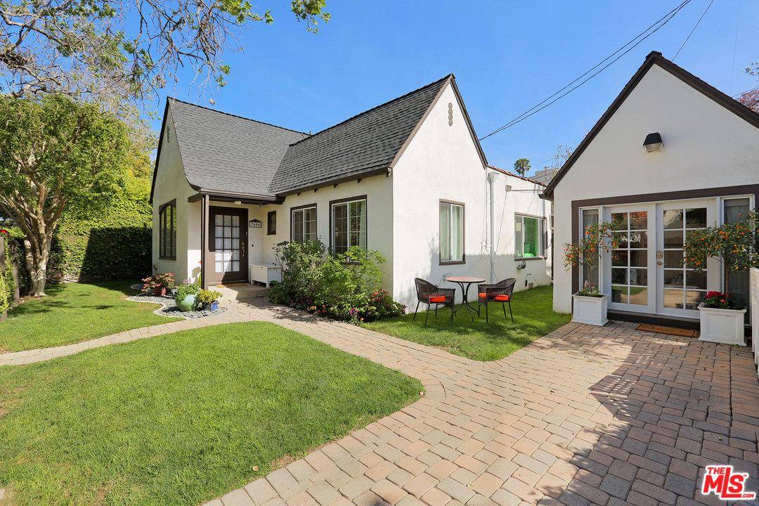 Gorgeous Traditional 1920's West Hollywood Gated Bungalow Cottage w Vaulted Living Room Ceilings