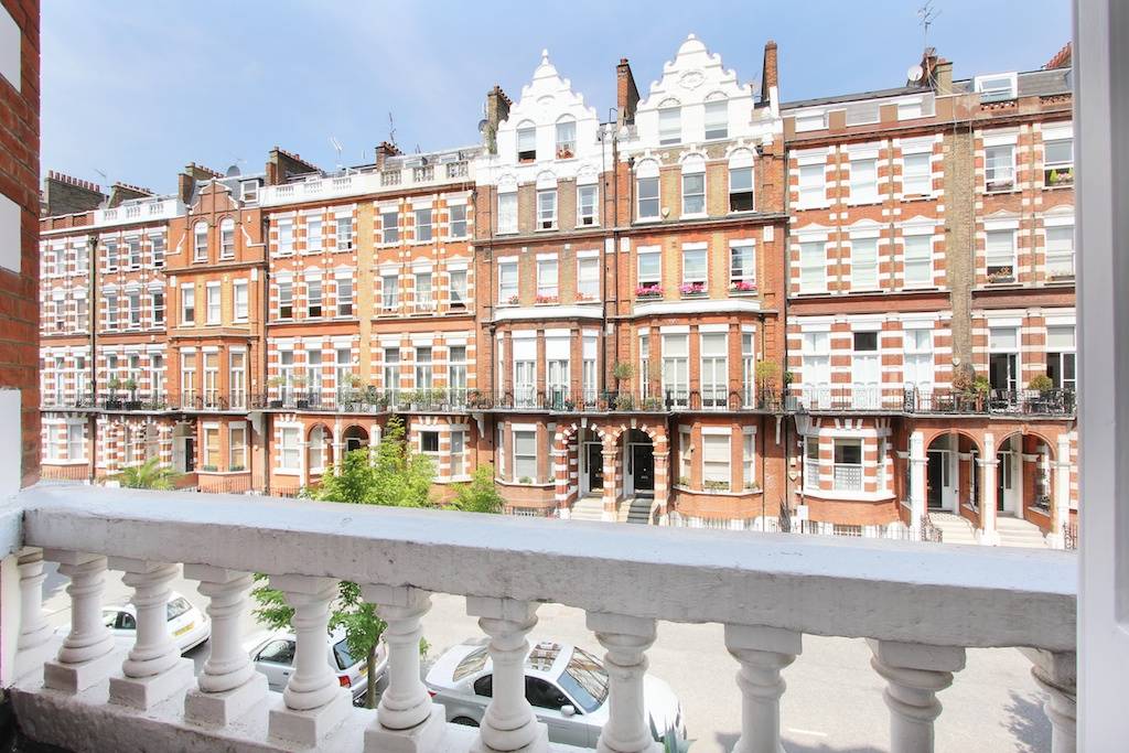A modern and well presented two bedroom apartment on a desirable Kensington & Chelsea Street.