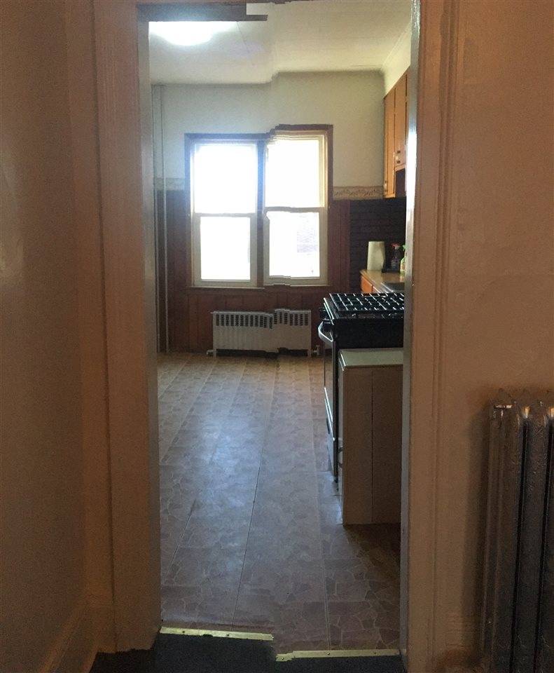 JERSEY CITY HEIGHTS--- SPACIOUS AND NICE 2 BEDROOM APARTMENT/LIVING ROOM/DINNING/KITCHEN/ NICE SIZE YARD/UTILITIES SEPARATE