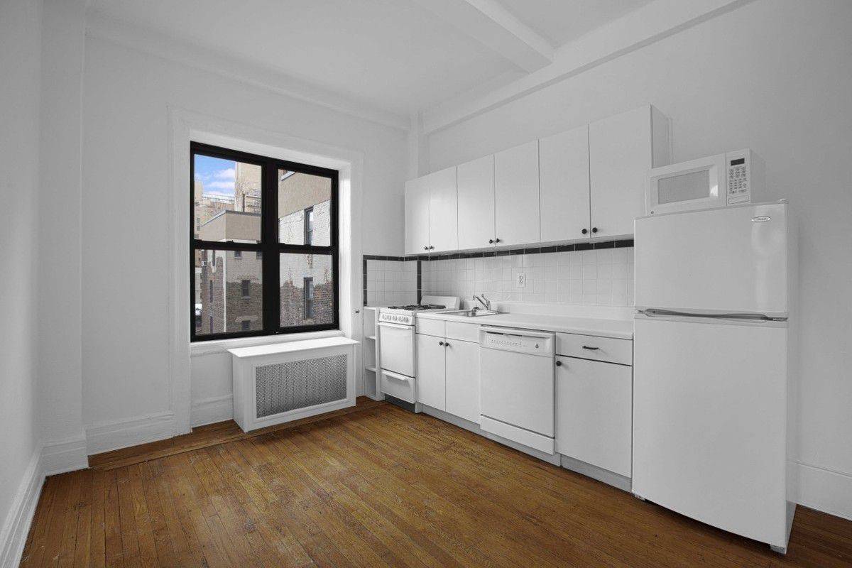 Great 1 Bedroom/1 Bathroom In A Pre-War Land-Marked Building In Lincoln Square!