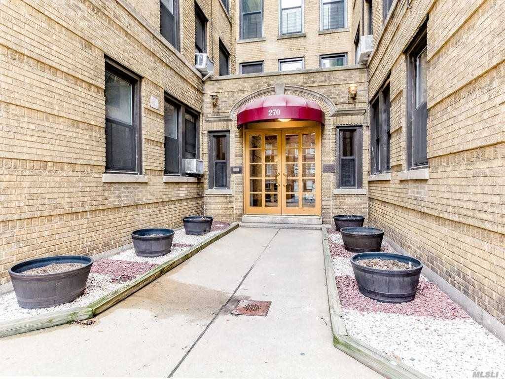 Pet Friendly 2Br Unit In A Prewar Elevator Residence Steps Away From Inwood Hill Park.