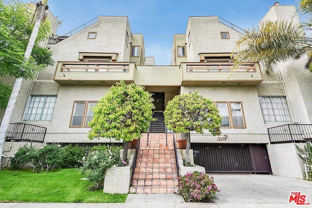 This fabulous tri-level townhome in Mar Vista has two bedrooms