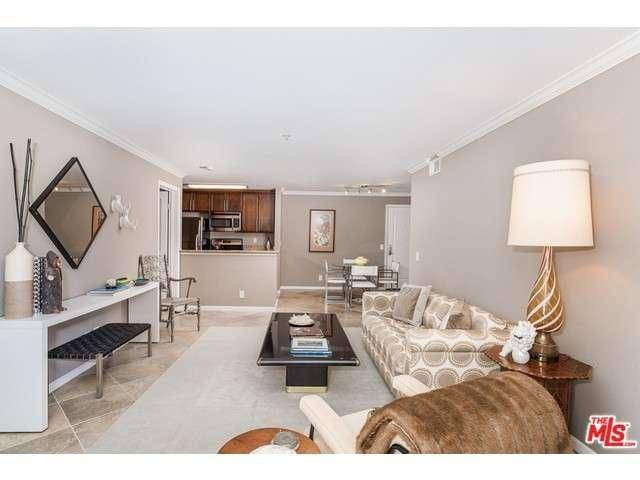 This Fabulous luxurious condo in the heart of Hollywood would suit the pickiest of buyers