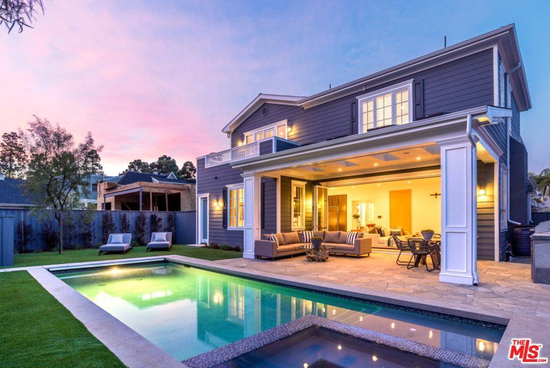 This stunning Traditional residence in Santa Monica with meticulously-formed interiors and generously-appointed rooms