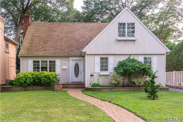 Malverne Charming Expanded Cape In Westwood  Section!