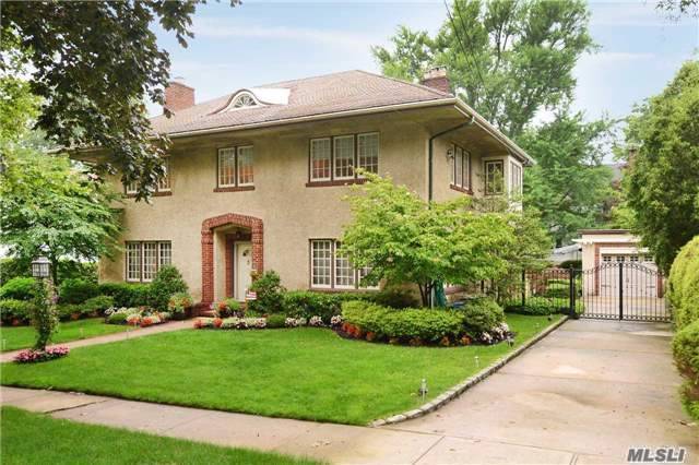 Classic Home With Modern Amenities In The Heart Of Douglas Manor.