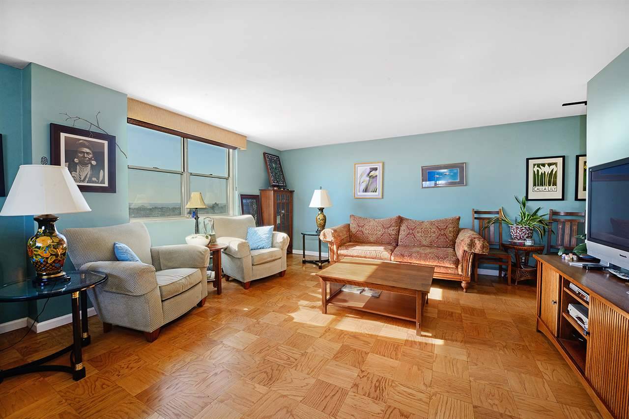 Simply stunning and rarely available south-east corner two bedroom/ two bathroom with stunning direct New York City