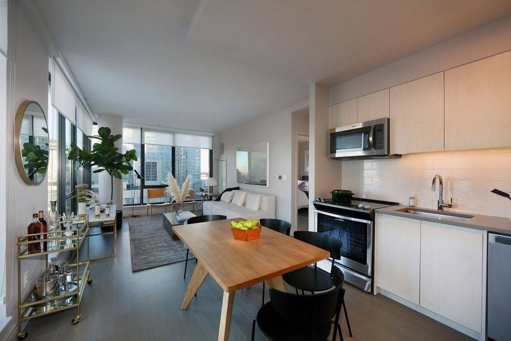 Corner 1 Bedroom/ 1 Bathroom Penthouse @Watermark, with large open kitchen, walk in closet and top of the line appliances.