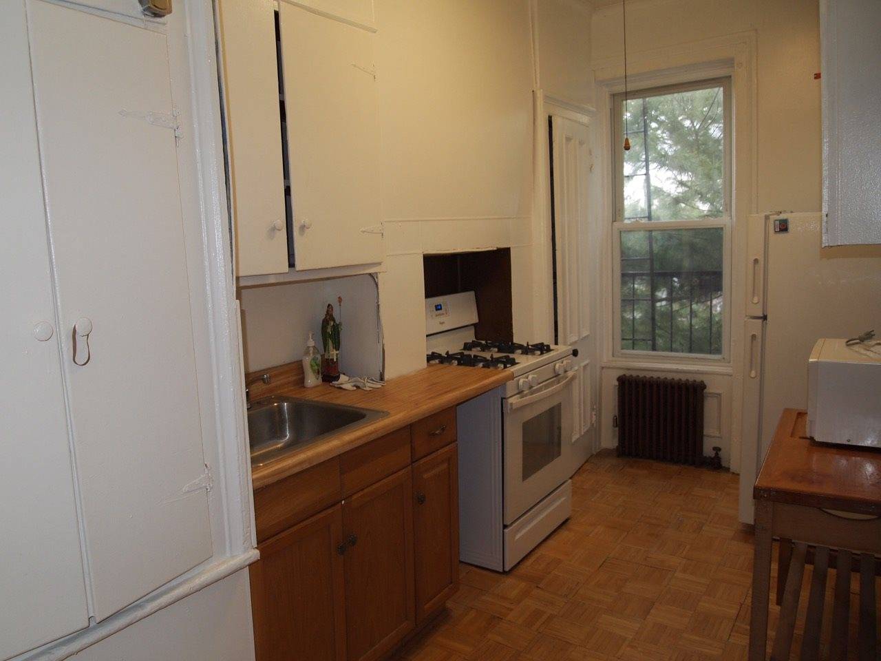 Two bedroom apartment with 2 dens and 1 full bath available in great Heights location