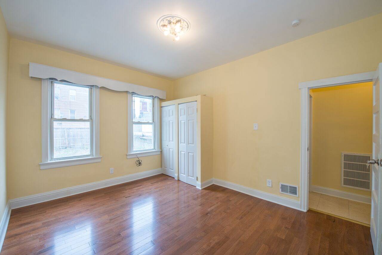 Beautifully updated 3 bed 1 bath just 15 minute walk from the path