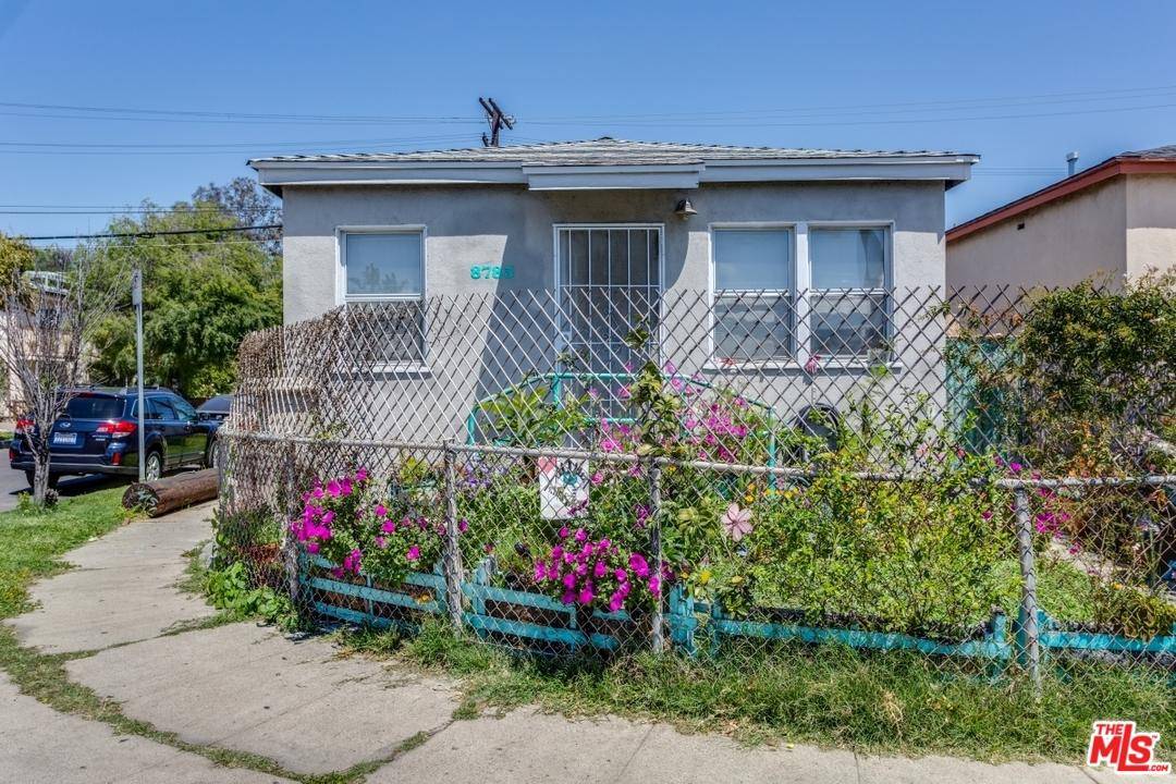 Great INCOME PROPERTY PARTIALLY VACANT AT CLOSE is a duplex (Two attached 1/1 identical units) in the Palms/Mar Vista area adjacent to Culver City