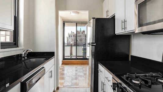 CORNER 2 BEDROOM / 2 BATH W/ PRIVATE OUTDOOR SPACE IN LUXURY MURRAY HILL BUILDING