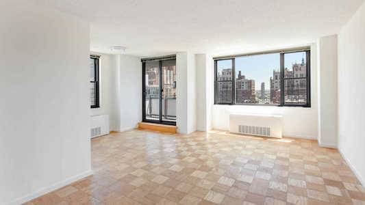 LARGE ALCOVE STUDIO W/ OUTDOOR SPACE IN LUXURY MURRAY HILL BUILDING