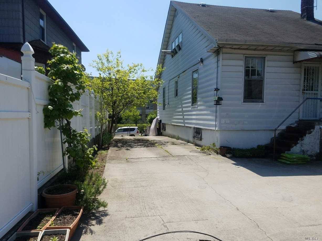 House For Sale In A Prime Area Of Queens.