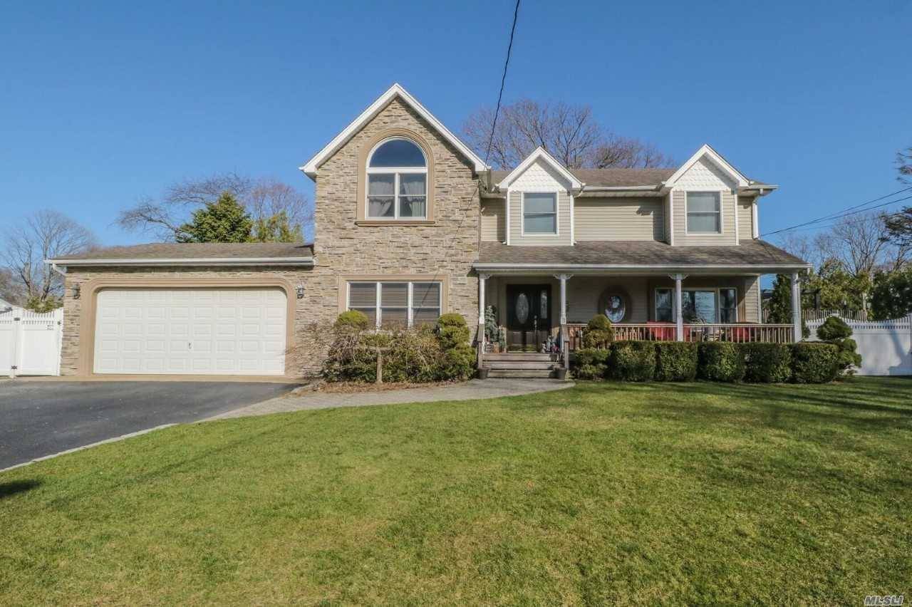 Diamond Colonial Boasts 5 Bedrooms And 3 Full Baths,Stainless Steal Aplliances, Den With Gas Fire Place And Room For Mom And Dad.