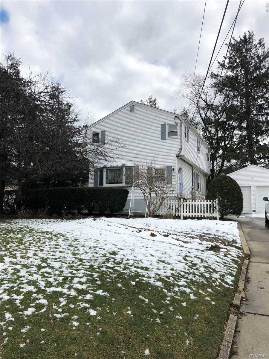 Exceptionally Maintained Colonial Sitting On A Quite Block In Cedarhurst.