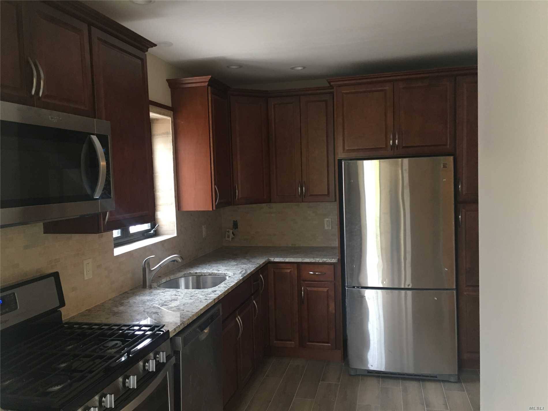 Beautiful 1st Floor Apartment In The Heart Of Rego Park.
