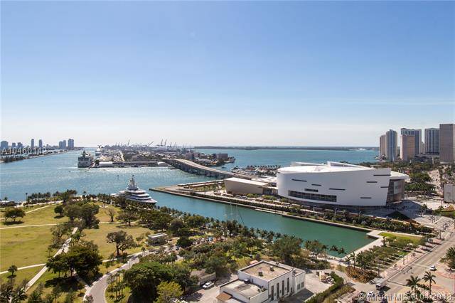 Gorgeous residence in the sky with 20 foot ceilings in the loveliest building in Miami