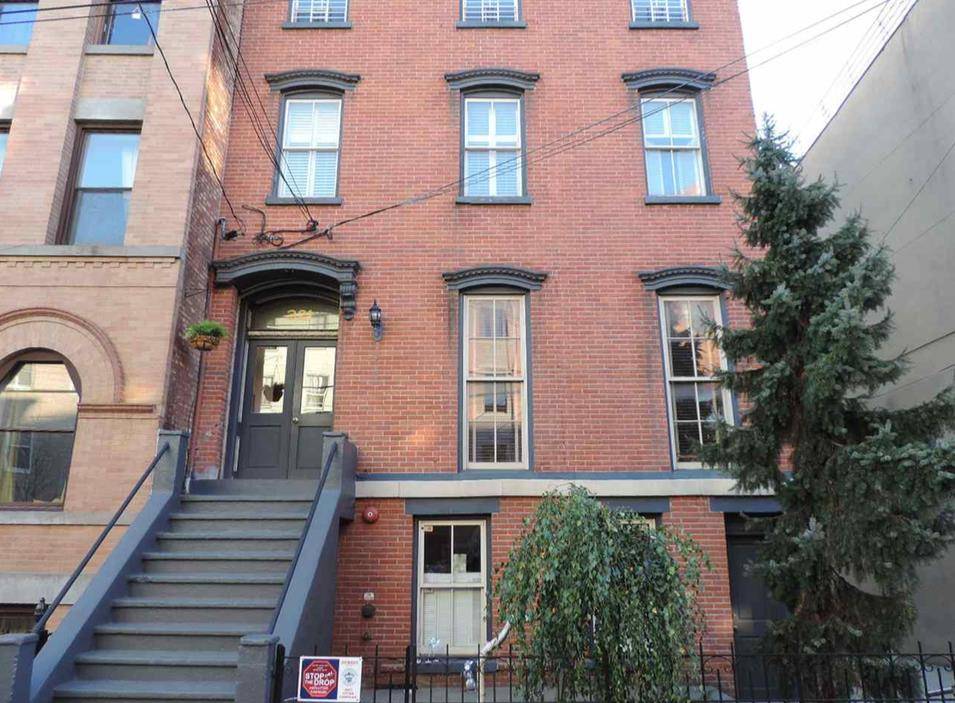 Stunning 2 bedroom / 1 bathroom parlor level home in the heart of Hamilton Park