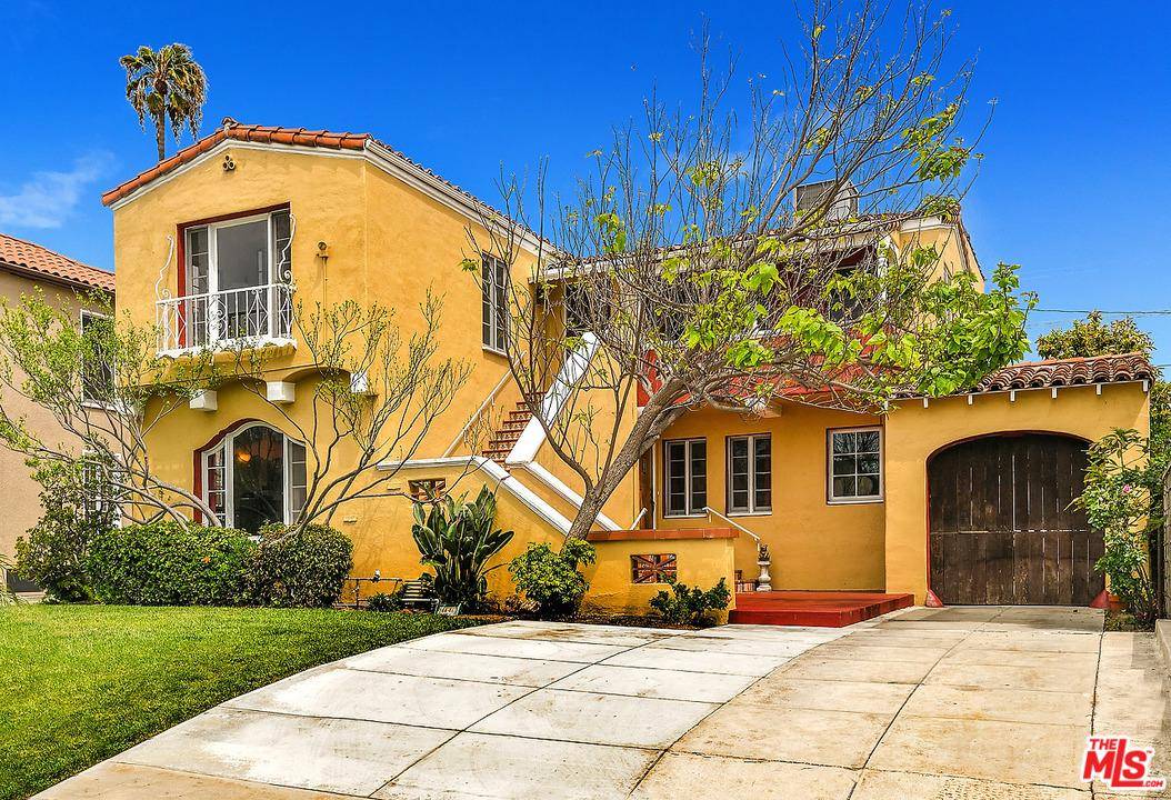 Character Spanish duplex w/ 3 beds + 2 baths per unit in prime Miracle Mile central location