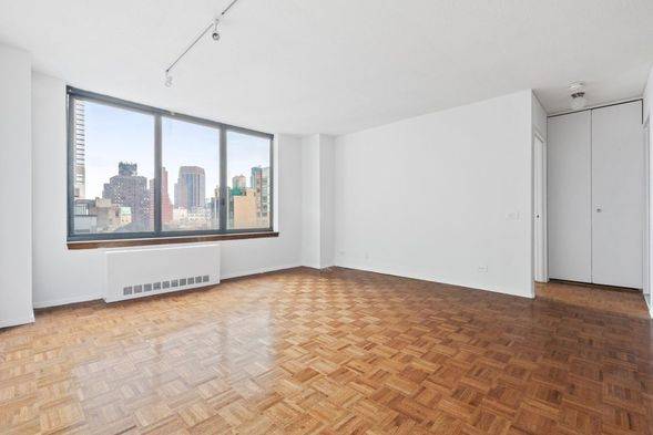 GREAT CONVERTIBLE 2 BEDROOM APT IN MIDTOWN--6TH AVE--SPACIOUS LIVING ROOM--FULL AMENITIES-- NO FEE