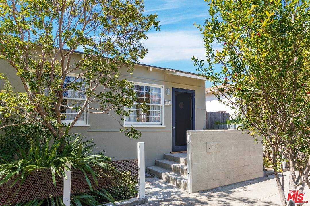 Enjoy the sounds of surf at night in a fun creative Venice bungalow just a block from Abbot Kinney & moments from the beach