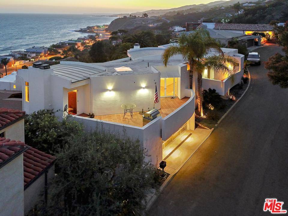 Dramatic Architectural home designed by Tom Torres with mesmerizing coastline and expansive ocean views