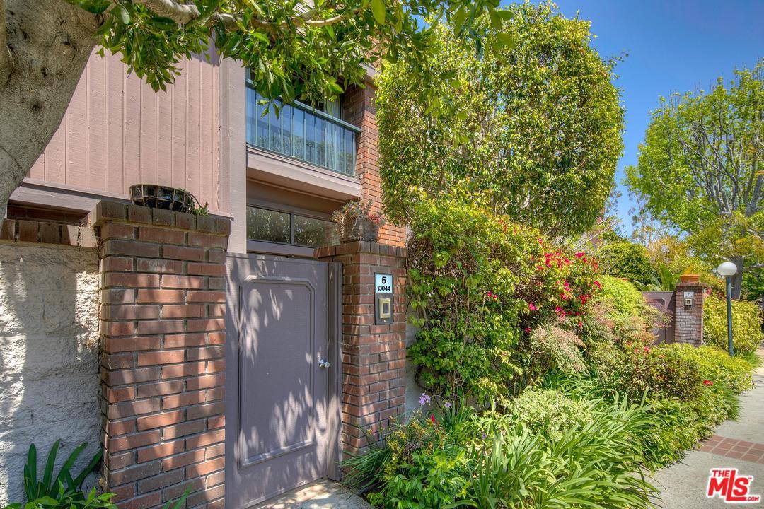 Find ideal coastal living in this updated townhome in Marina Del Rey's Villa Vallarta community