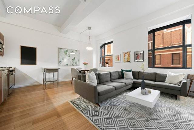 A spacious and voluminous loft in a luxury condominium in the heart of booming Downtown Brooklyn.