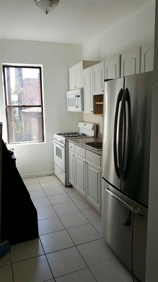 Welcome home to this awesome apartment located in a great area of West New York