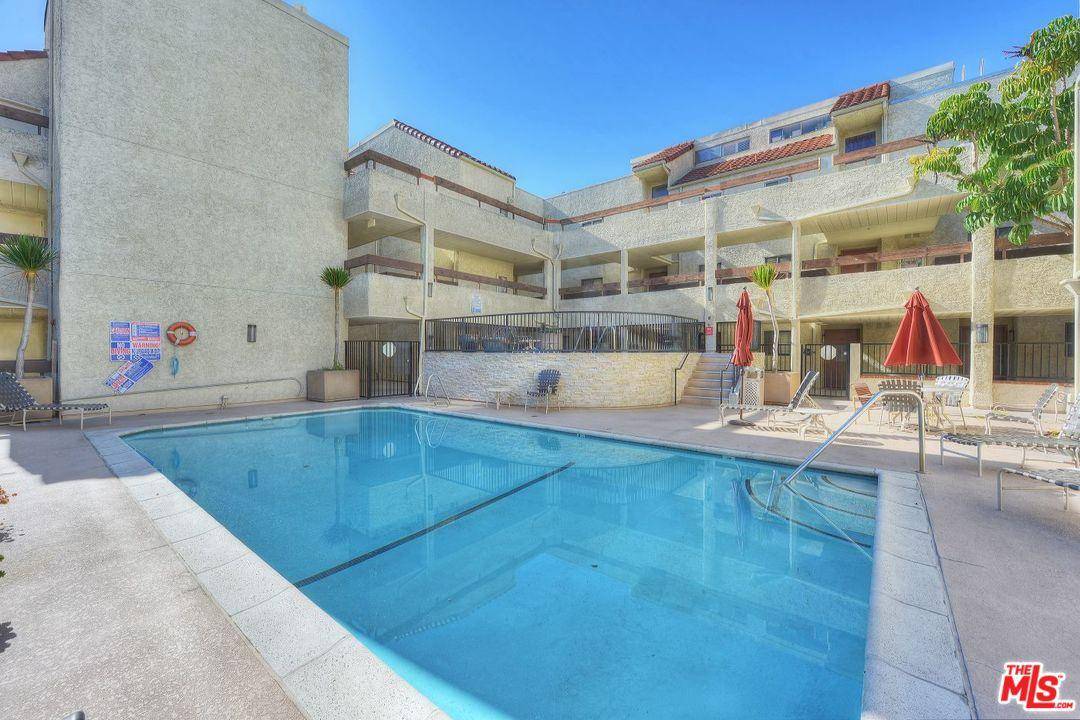 Gorgeous condo in the sought after Hollywood Hills Foothills